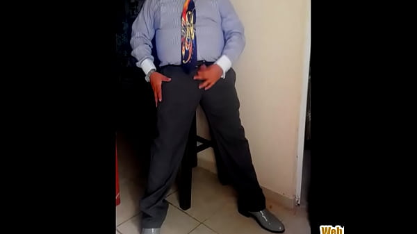 Follador MX Pajeandose con Corbata Royal y botines Charol Grises 