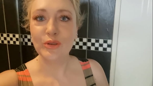 Chubby MILF undresses and then show you pussy pissing 