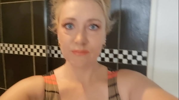 Play MP4 - Naughty Mature pisses for you closeup pussy view