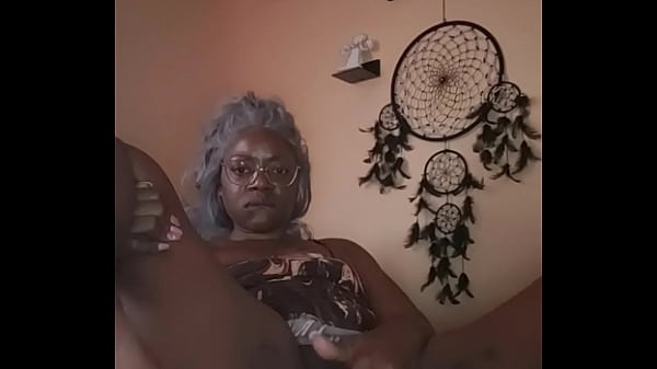 Play MP4 - Nae in bed playing with her twat