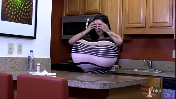 Uma Gostosa com Seios Enormes