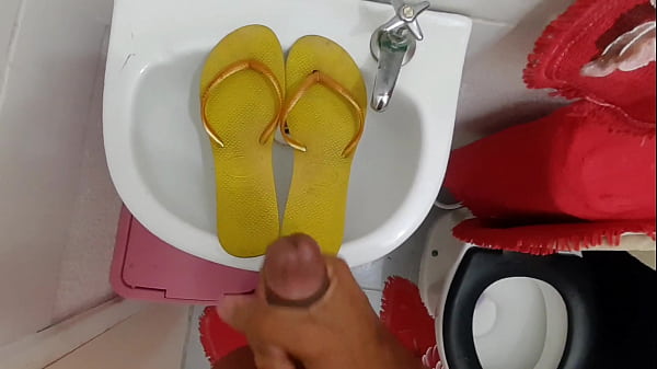 Play MP4 - Gozando na sand&aacute;lia sujinha da minha tia safada