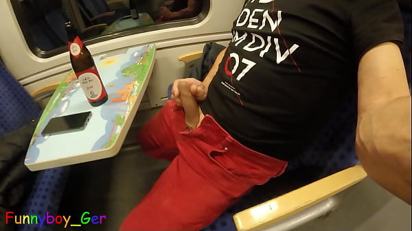 Kerl Wichst Seine Wurst Heimlich In Einem Fahrenden Zug Und Spritzt Dann Seine Sahne Frech Auf Den Tisch. thumbnail