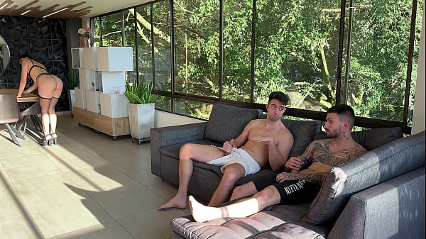 La Limpiadora nos Pilla Haci&eacute;ndonos una Paja Mientras la Miramos el Culo 