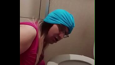 Branquelo in&uacute_til limpando o vaso
