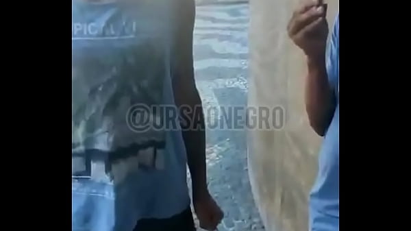 Play MP4 - Levei bombom para os meninos da central e a brincadeira acabou dentro do motel - completo no RED