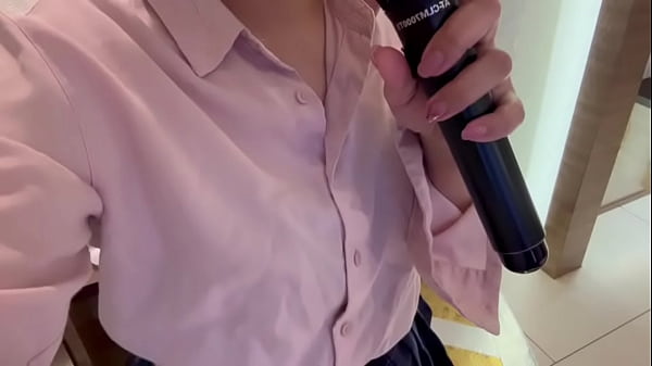 Nonton 1人カラオケ来たら、おちんちんみたいなイカの臭いがして、おちんちんを想像してしまい興奮してカラオケでオナニーしちゃいました... thumbnail