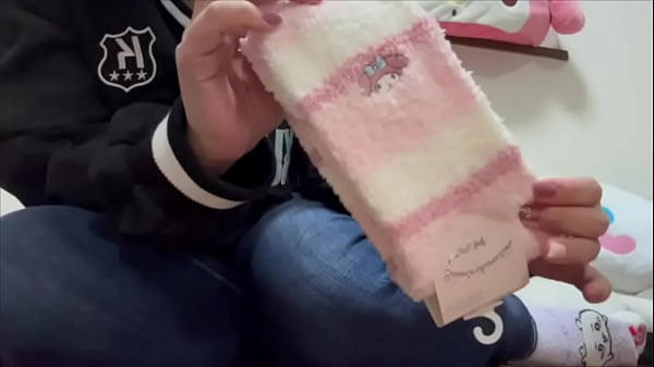 1人カラオケ来たら、おちんちんみたいなイカの臭いがして、おちんちんを想像してしまい興奮してカラオケでオナニーしちゃいました 