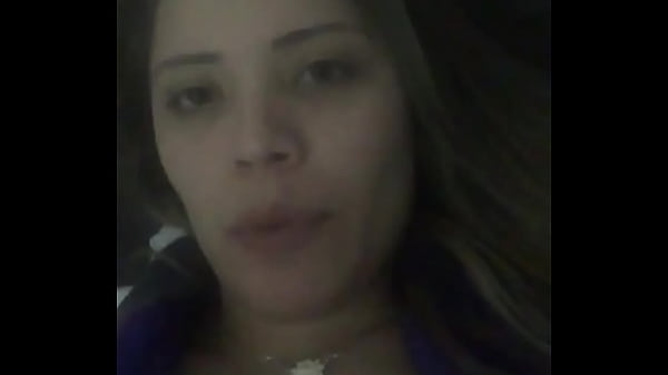 Play MP4 - Loira mostrando os peitos e cantando