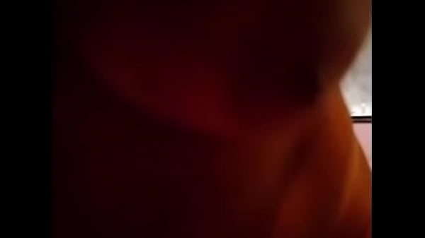 Morena brincado e esfregando o pau nos peitos e gemendo gostoso