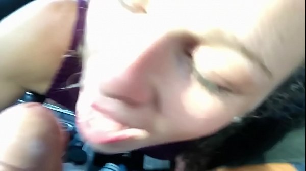 Play MP4 - Dans la voiture de je suce et avale le sperme de mon copain pendant qu&rsquo;il conduit &excl;