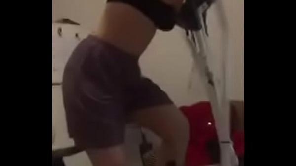 بنت بيضاء مثيره نييك بتلعب رياضه و تهز طيزها جامد