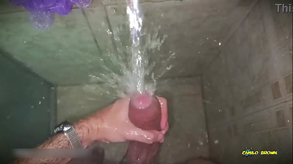 Masturb&aacute;ndome con agua. Dejo que el chorro de agua me caiga en la verga hasta hacerme venir muy rico sin manos ? 