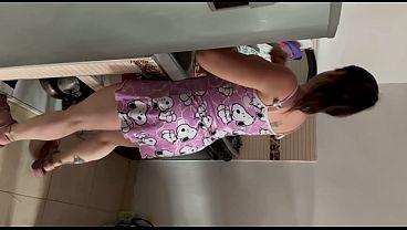 espiandola en pijama sexo en la cocina con la madrastra cachonda desnuda