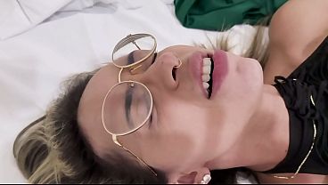 Sexo quente com hotwif sem preservativo na frente do marido corno
