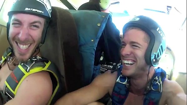 Play MP4 - naked skydiving 2