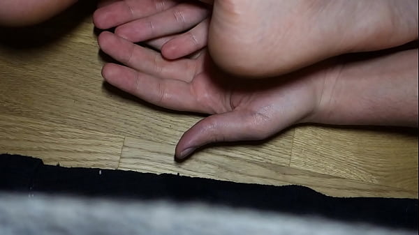 Barefeet1986 trampling somehands