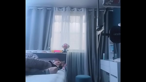 Coreana_magrinhade shortinho deixa a calcinha aparecer_em alguns momentos da live do bigo