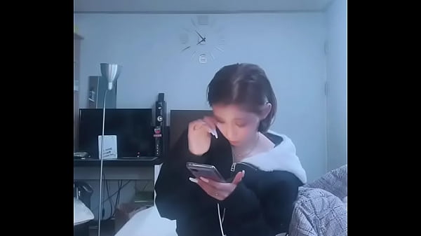 Coreana magrinha de shortinho deixa a calcinha aparecer em alguns momentos da live do bigo video thumbnail