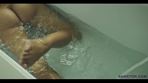 Sanktor sexy maid solo masturbates in the bathroom 