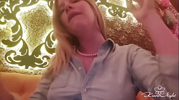 Slutty Beauty Public_Masturbates Pussy in Restaurant_Toilet