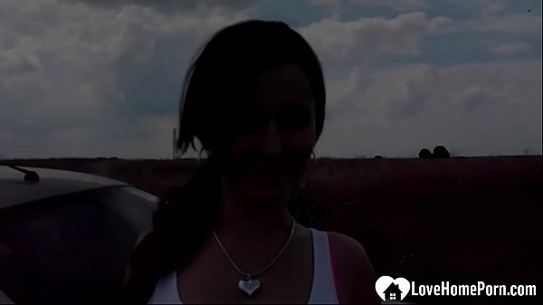 Nonton Once They Stopped In The Middle Of Nowhere, She Pleasured Her Wet Slit. thumbnail