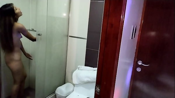 Play MP4 - Espio a mi linda cu&ntilde;ada mientras se ba&ntilde;a&period; No me aguante y la&period; Folle ah&iacute; mismo d e perrito encima de ella&period; &iexcl;OJAL&Aacute; NOS VOLVAMOS A QUEDAR SOLOS&excl;