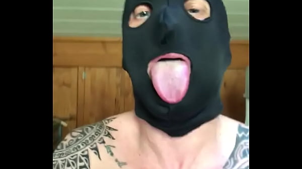 Mec masqu&eacute_ suceur &agrave_ exploiter