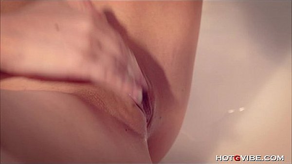 Nonton Petite Blonde Fingers Her Shaved Pussy thumbnail