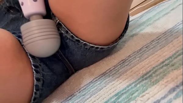 オイルマッサージしてたらどんどん手がおまんこに伸びてそのままオナニーしてしまってイキまくりました 