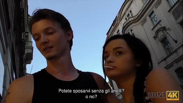 HUNT4K. La bruna colleen ha bisogno di soldi per l'anello e soddisfa lo sconosciuto 