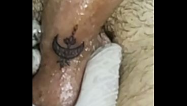 Tatuagem finalizada na base do pau e ele olhando o resultado