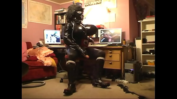 Roxina2009CrazyCockSlut100109.WMV