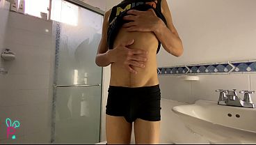 Joven Colombiano Se Divierta En El Ba&ntilde;o Mientras Se Afeita El Vello P&uacute;bico thumbnail