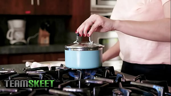 MILF Ryan Keely licks_stepsonscock from ballsto tip_to ensure she isthe only woman_on his mind