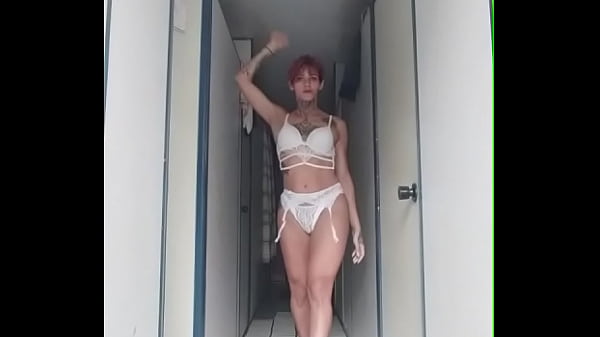 TRAVESTI DOTADA DAN&Ccedil;ANDO, esperando seus amantes. 