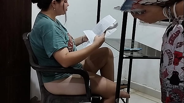 Ayudo a mi hermanastra con la tarea a cambio de que me deje follar su cuño