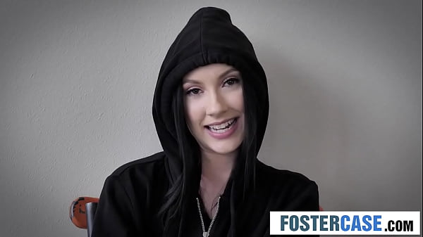 Nonton Kinky Foster Daughter Tricks Stepmom, Goes Wild On Stepdad's Cock thumbnail