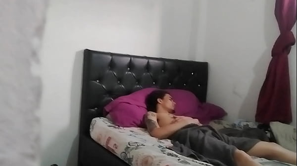 Madre Despierta A Su Hijastro Con Una Buena Sentada De Cara thumbnail