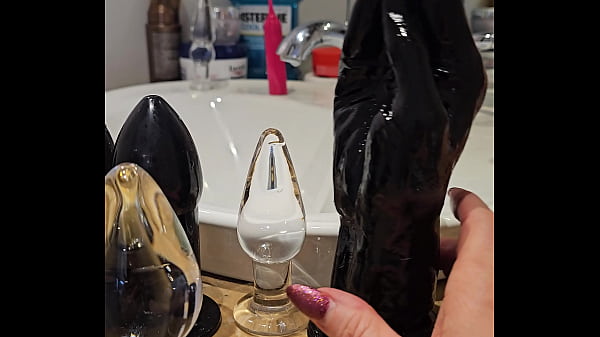 Large sextoy anal fuck 