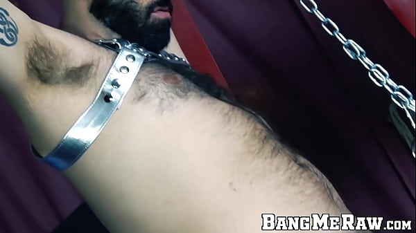 Muscular hunks perform blowjobs and bareback stuffing too