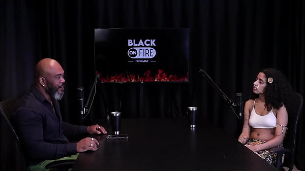 Play MP4 - Morena exibe sua buceta peluda e o cu ap&oacute;s dizer que n&atilde;o gosta de se depilar&comma; era julgada pela amiga&comma; gosta de uma gozada na boca&comma; atendeu um Russo&comma; foi banida por causa de um Saudita - Bibi Hourani