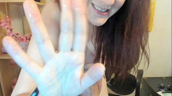 Nicolettamasturbates anddrinks_her warmpiss ina crystal glass