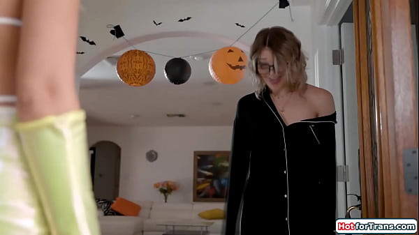 Play MP4 - Ts Emma Rose appears naked ifo busty gf