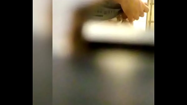 Batendo uma pro desconhecido no banheirao