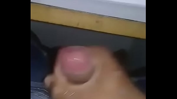 Lek punhetando no trabalho