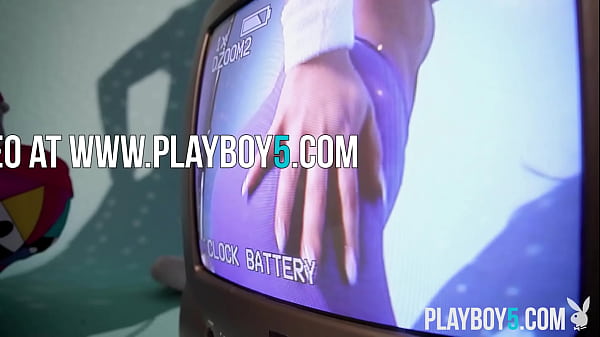 Sexy bubblebutt teen model shows off luscious naked body after working out 