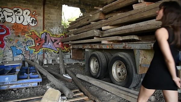 Nonton Je Me Cache Derri&egrave;re Un Gros Camion De Bois Pour Me Masturber Le Chatte Et Le ... thumbnail