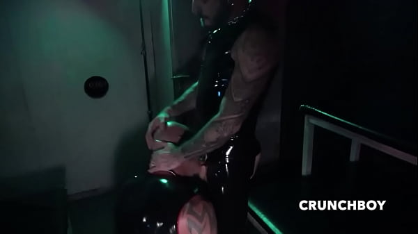 Mecs Virils Muscle Bais&eacute; Au Jus Au Noxon Bar thumbnail