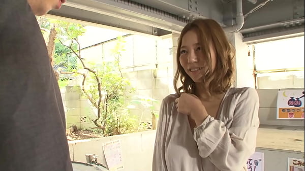 るりはつい浮きブラをしてしまう主婦。夫に構ってもらえず寂しい日々を送っていた&hellip;サラリーマンの阿部はゴミ捨て場でるりの浮きブラを見るのだけが楽しみの日々を送っていた。 thumbnail